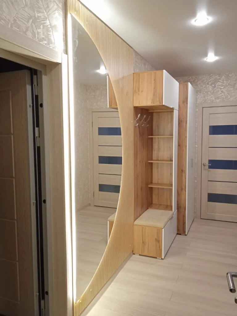 Шкаф с открытыми секциями у входа